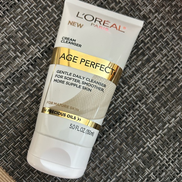 L'Oreal Other - L'Oreal Age Perfect Daily Cleanser with Gold Accents